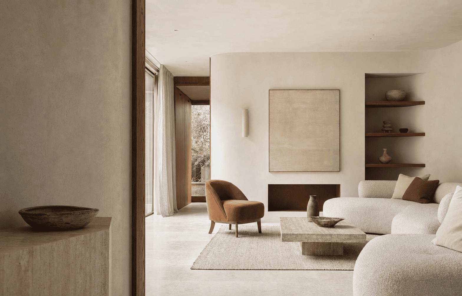 Salon contemporain aux tons ivoire, bois et argile