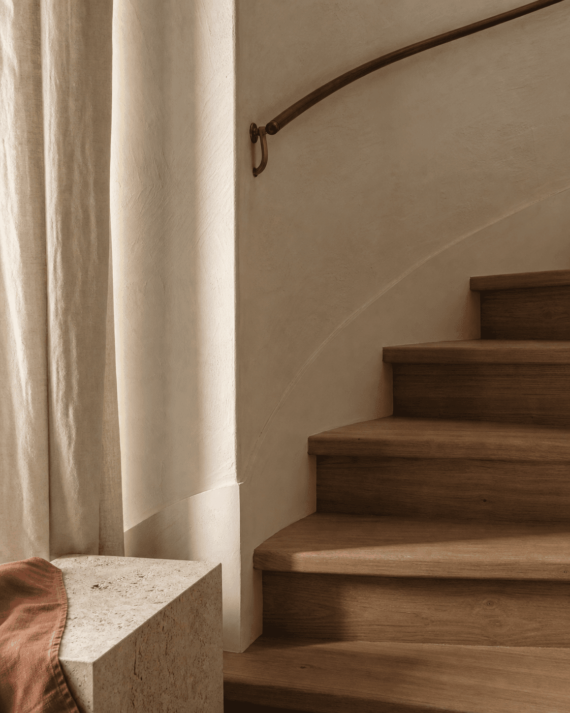 Escalier courbe en bois, enduit ivoire et laiton